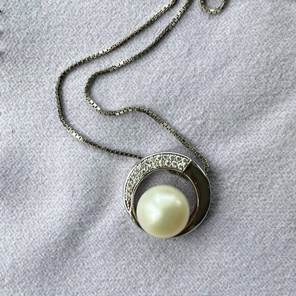 Sterling Silver Pearl Circle Pendant Necklace - Picture 2 of 5